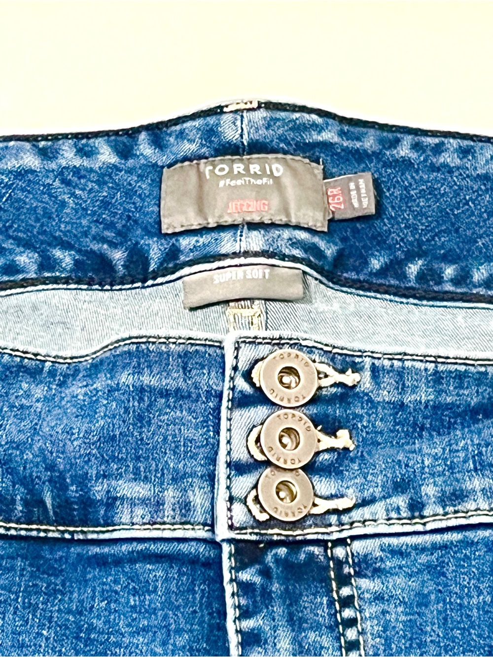 Torrid Super Soft Jeggings Medium Wash 3-Button Fly Jeans 26R - Picture 7 of 8